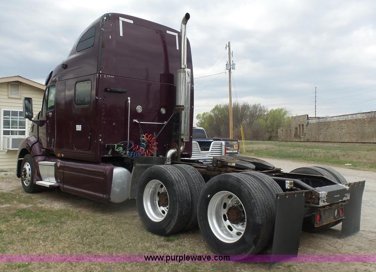 image for item L7358 2007 Peterbilt 387 semi truck