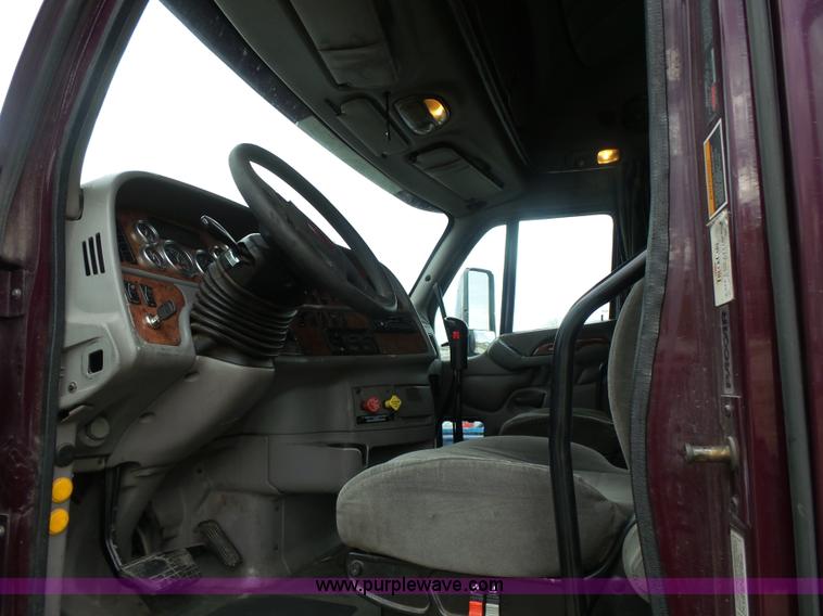 image for item L7358 2007 Peterbilt 387 semi truck