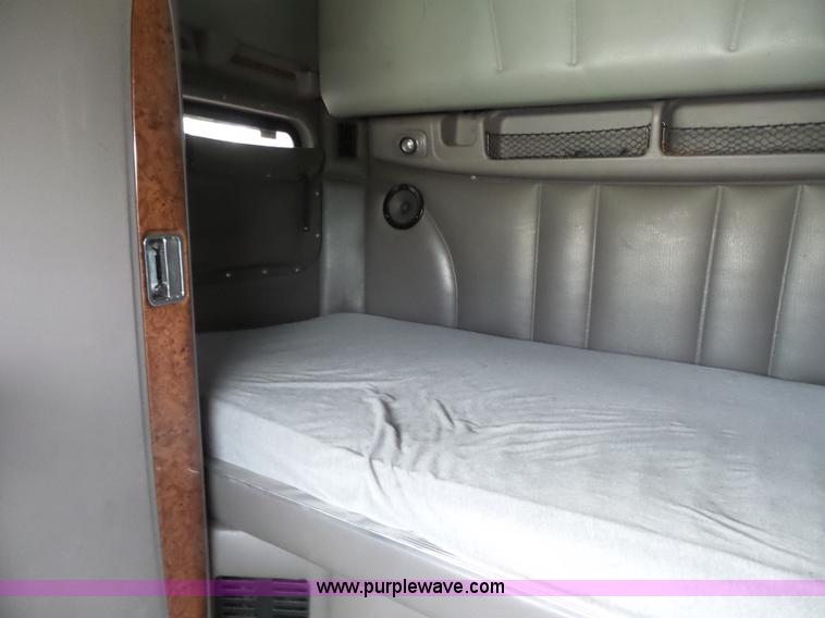 image for item L7358 2007 Peterbilt 387 semi truck