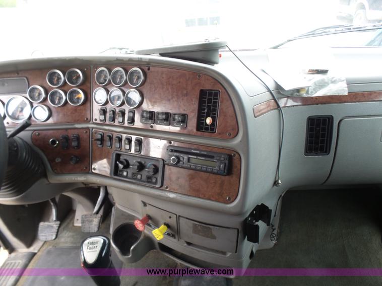 image for item L7358 2007 Peterbilt 387 semi truck