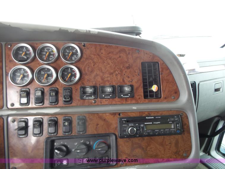 image for item L7358 2007 Peterbilt 387 semi truck