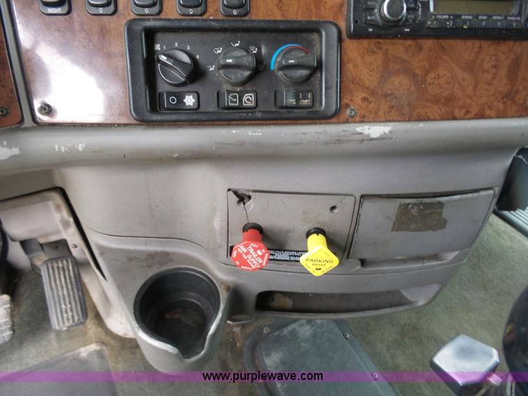 image for item L7358 2007 Peterbilt 387 semi truck