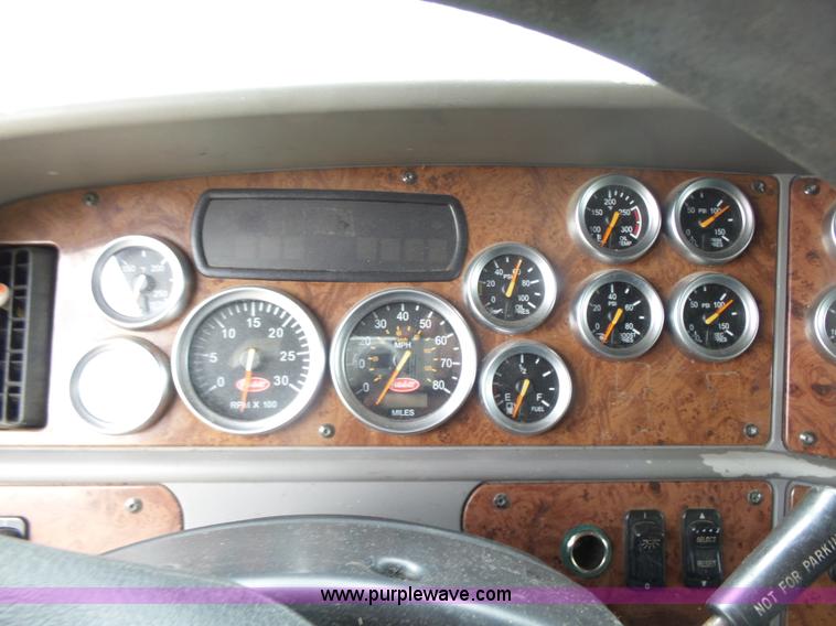 image for item L7358 2007 Peterbilt 387 semi truck