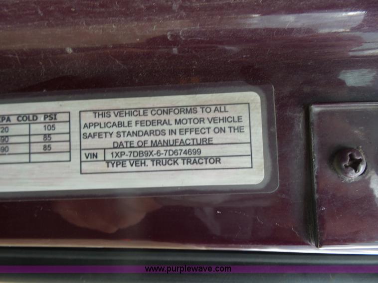 image for item L7358 2007 Peterbilt 387 semi truck