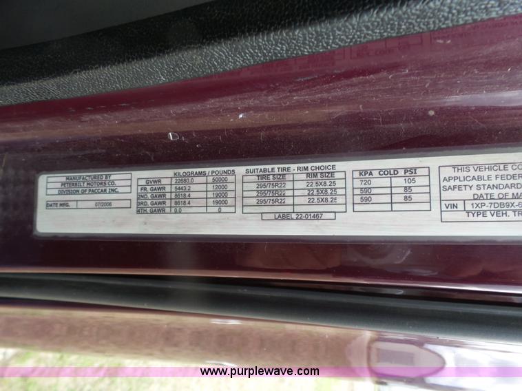 image for item L7358 2007 Peterbilt 387 semi truck