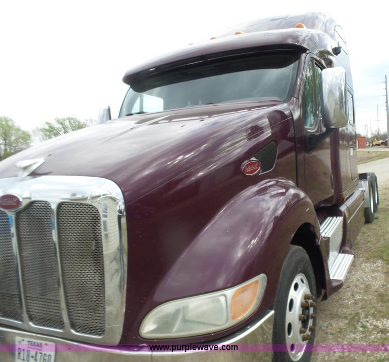 image for item L7358 2007 Peterbilt 387 semi truck