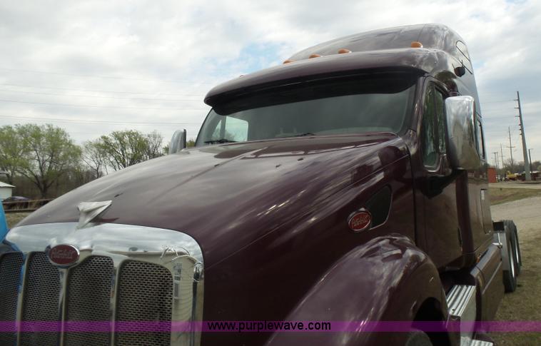 image for item L7358 2007 Peterbilt 387 semi truck