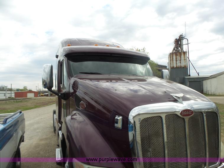 image for item L7358 2007 Peterbilt 387 semi truck