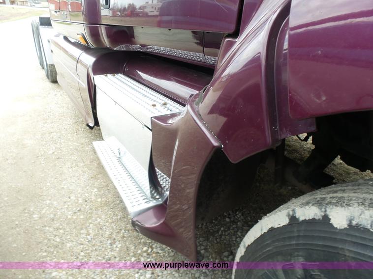 image for item L7358 2007 Peterbilt 387 semi truck