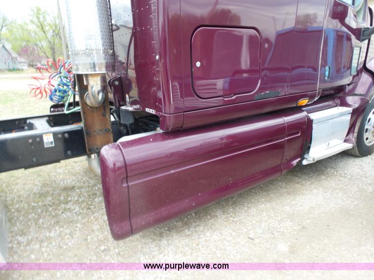 image for item L7358 2007 Peterbilt 387 semi truck