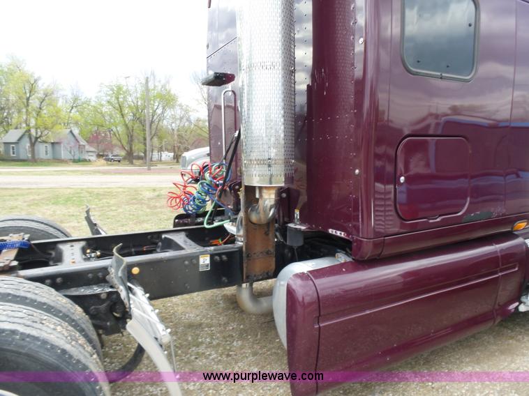 image for item L7358 2007 Peterbilt 387 semi truck