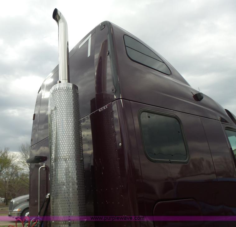 image for item L7358 2007 Peterbilt 387 semi truck