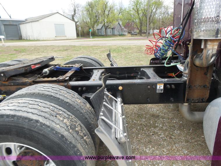 image for item L7358 2007 Peterbilt 387 semi truck