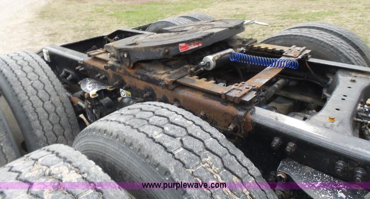 image for item L7358 2007 Peterbilt 387 semi truck