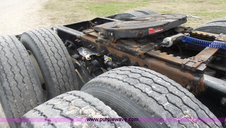 image for item L7358 2007 Peterbilt 387 semi truck