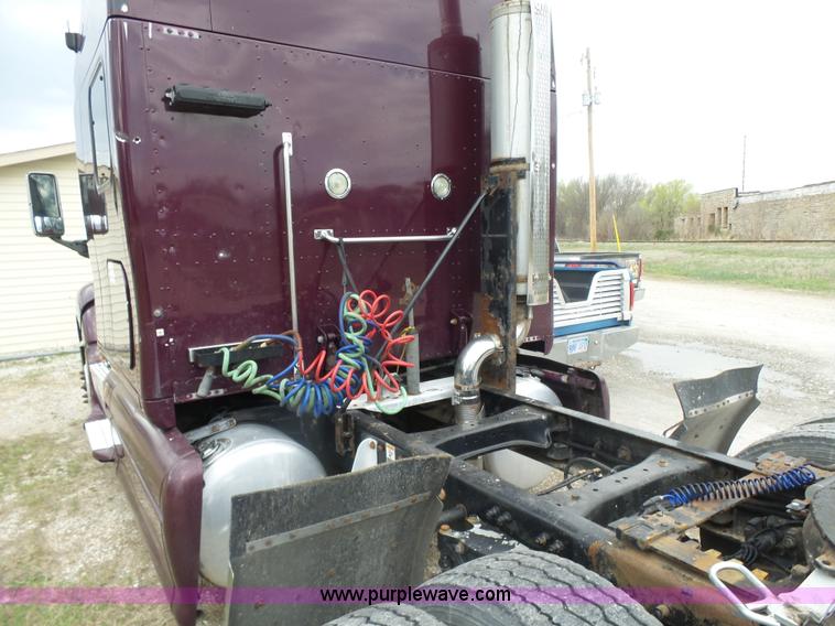 image for item L7358 2007 Peterbilt 387 semi truck