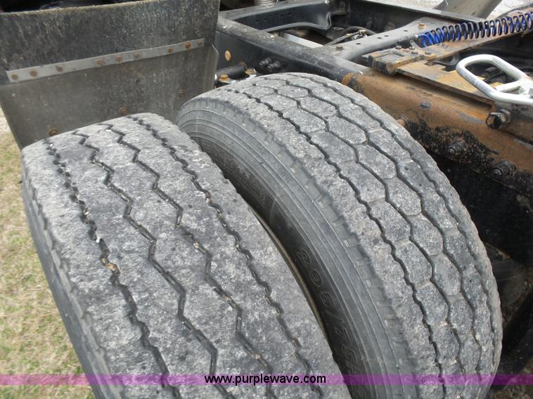 image for item L7358 2007 Peterbilt 387 semi truck