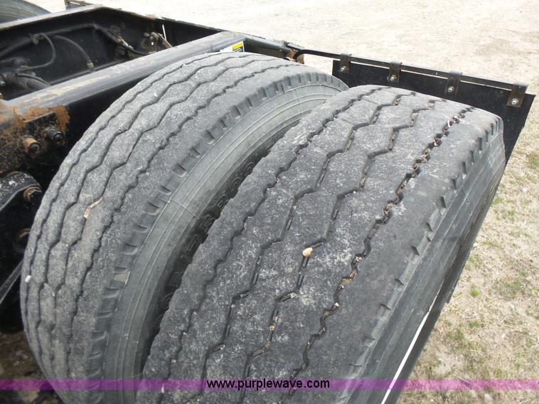 image for item L7358 2007 Peterbilt 387 semi truck