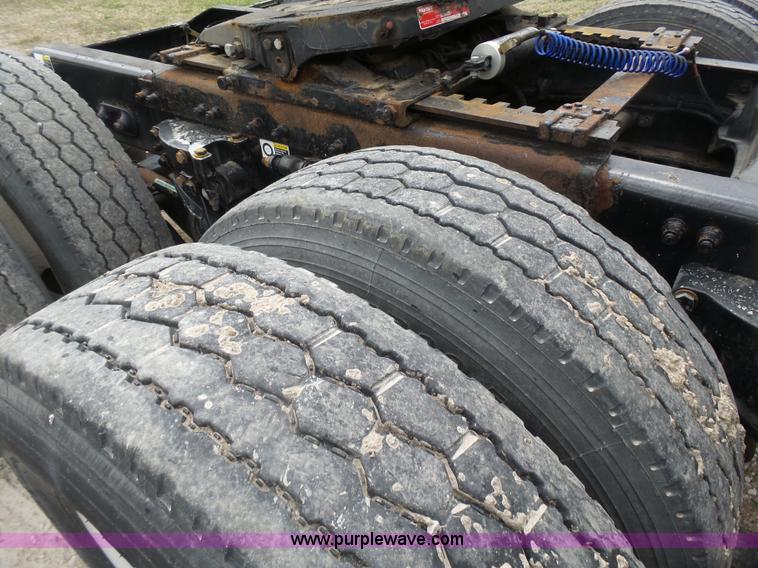 image for item L7358 2007 Peterbilt 387 semi truck