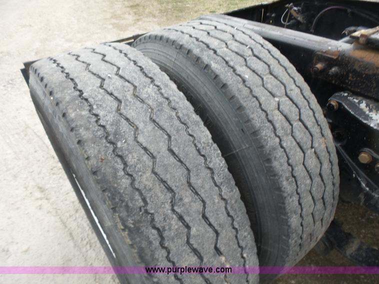 image for item L7358 2007 Peterbilt 387 semi truck