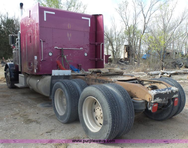 image for item L7367 2002 Peterbilt 379 semi truck