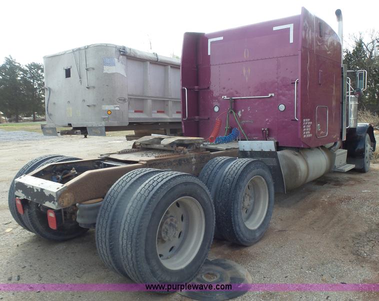 image for item L7367 2002 Peterbilt 379 semi truck