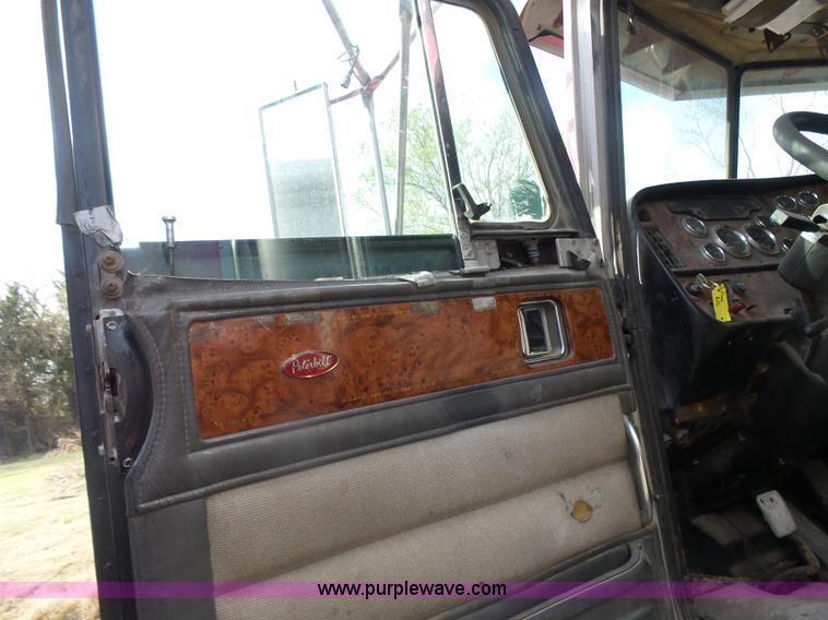 image for item L7367 2002 Peterbilt 379 semi truck