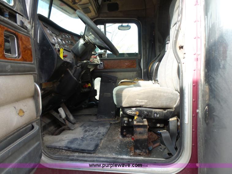 image for item L7367 2002 Peterbilt 379 semi truck