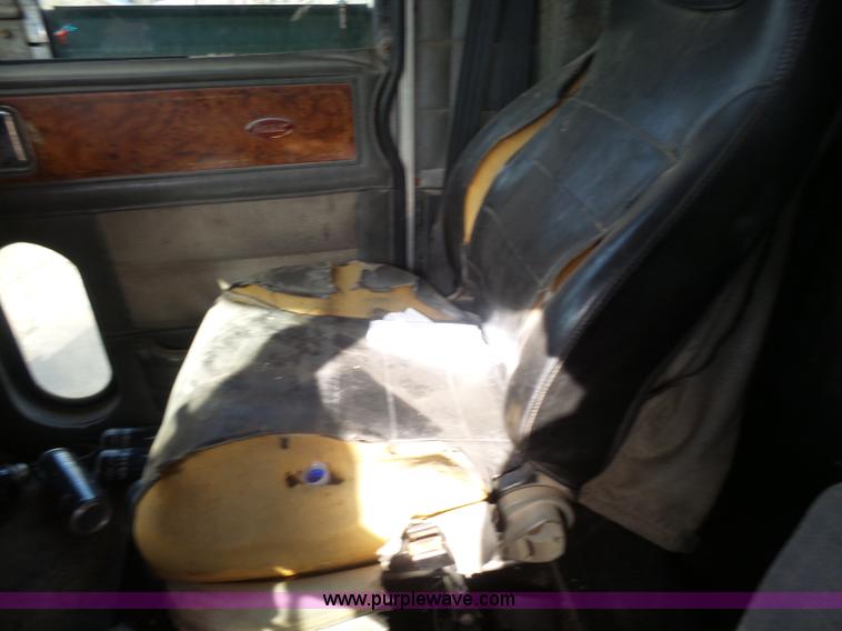 image for item L7367 2002 Peterbilt 379 semi truck