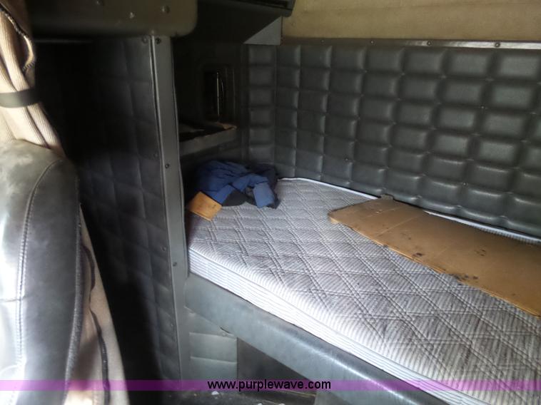 image for item L7367 2002 Peterbilt 379 semi truck