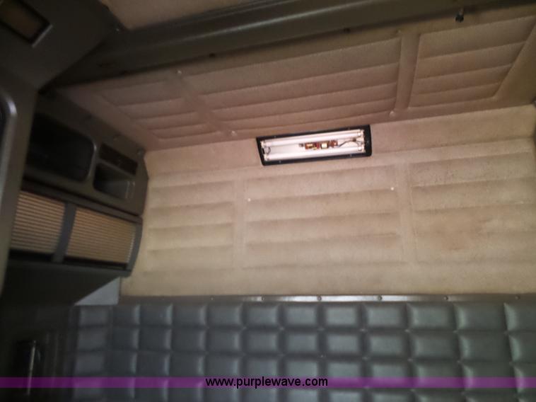 image for item L7367 2002 Peterbilt 379 semi truck