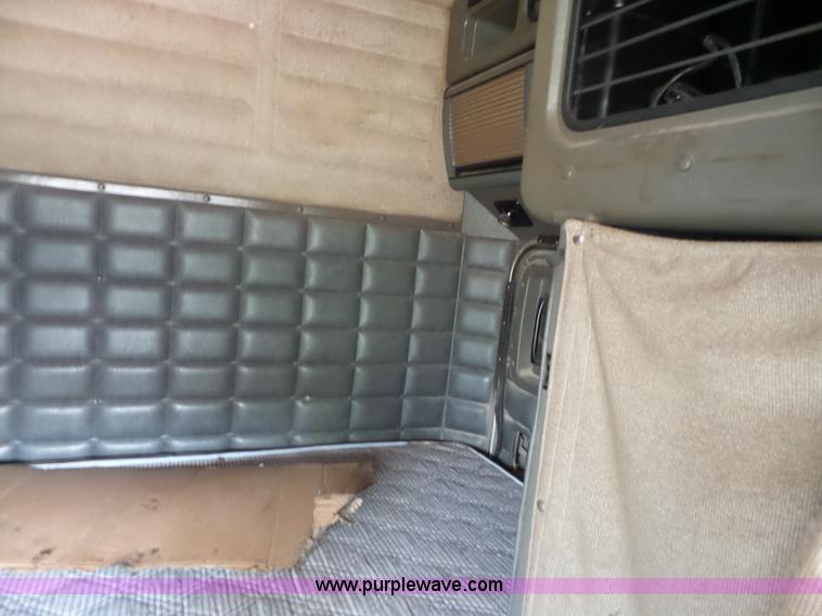 image for item L7367 2002 Peterbilt 379 semi truck