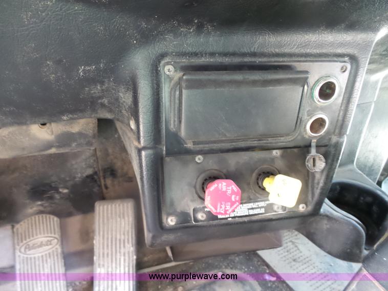 image for item L7367 2002 Peterbilt 379 semi truck