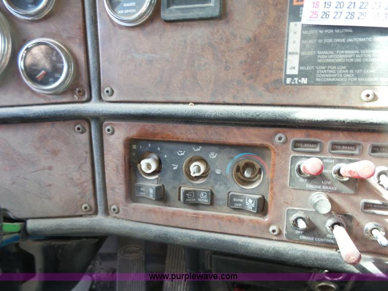 image for item L7367 2002 Peterbilt 379 semi truck