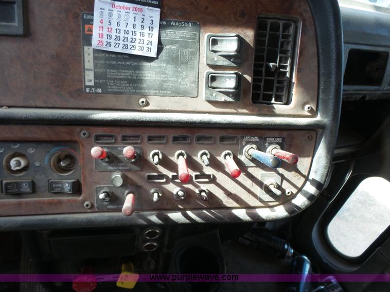 image for item L7367 2002 Peterbilt 379 semi truck