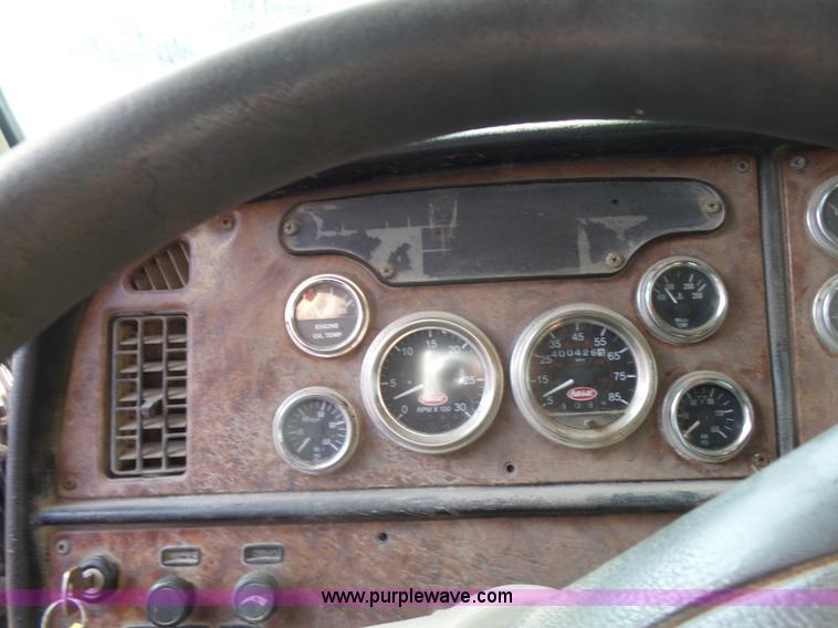 image for item L7367 2002 Peterbilt 379 semi truck