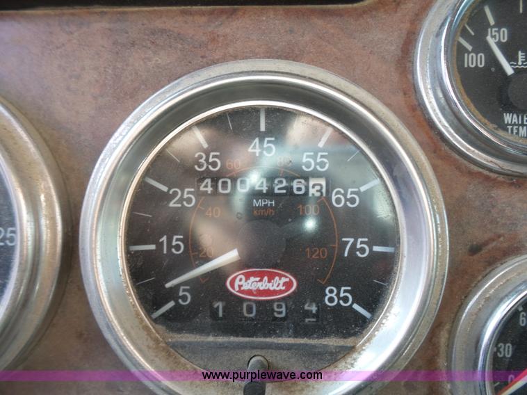 image for item L7367 2002 Peterbilt 379 semi truck