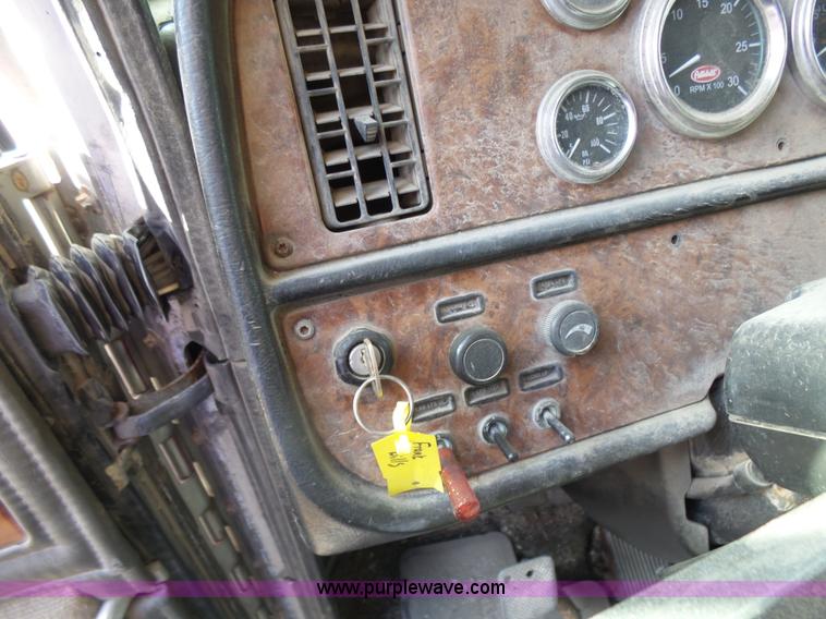 image for item L7367 2002 Peterbilt 379 semi truck