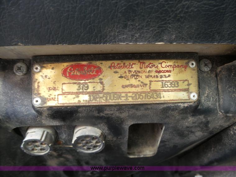 image for item L7367 2002 Peterbilt 379 semi truck