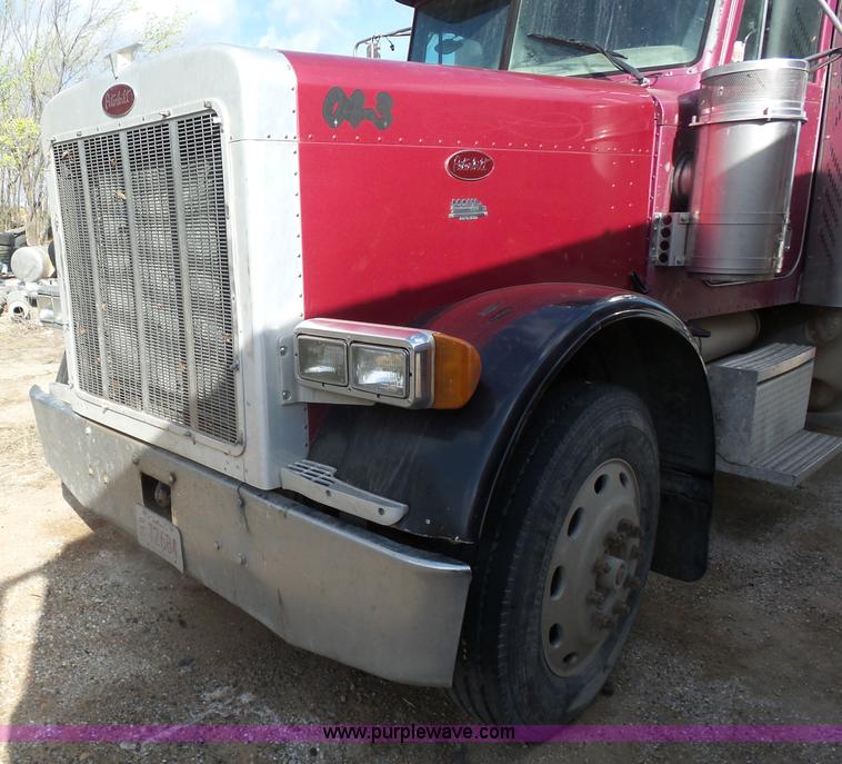 image for item L7367 2002 Peterbilt 379 semi truck