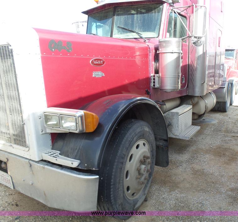 image for item L7367 2002 Peterbilt 379 semi truck