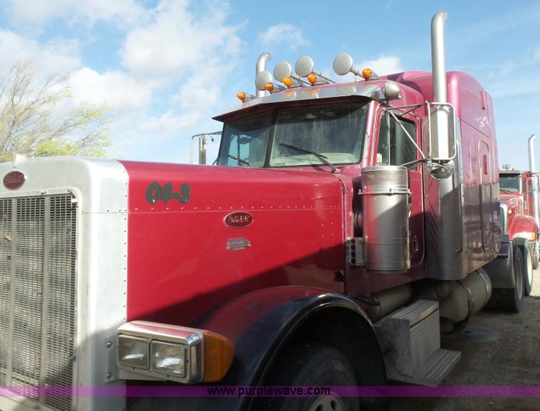image for item L7367 2002 Peterbilt 379 semi truck