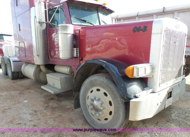image for item L7367 2002 Peterbilt 379 semi truck