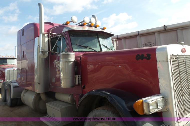 image for item L7367 2002 Peterbilt 379 semi truck