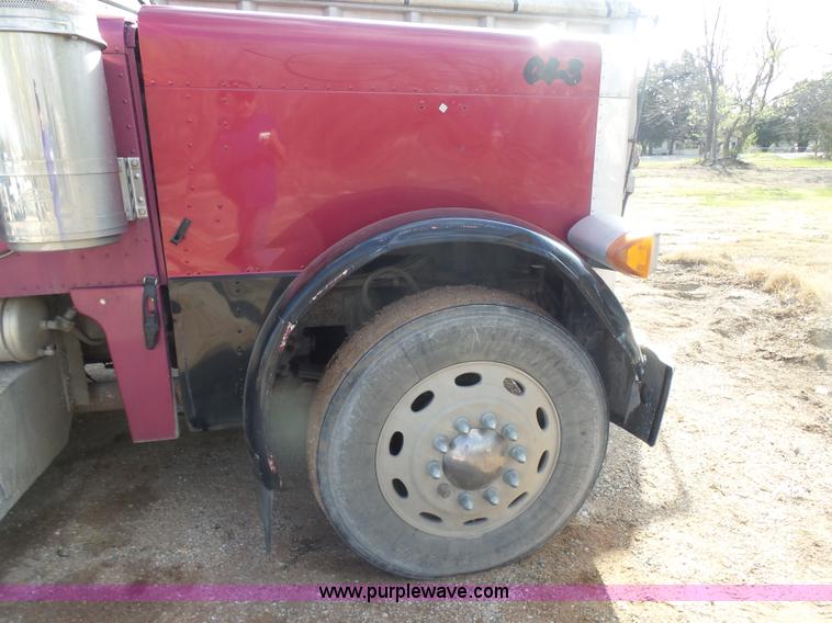 image for item L7367 2002 Peterbilt 379 semi truck