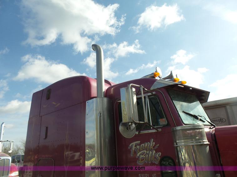 image for item L7367 2002 Peterbilt 379 semi truck