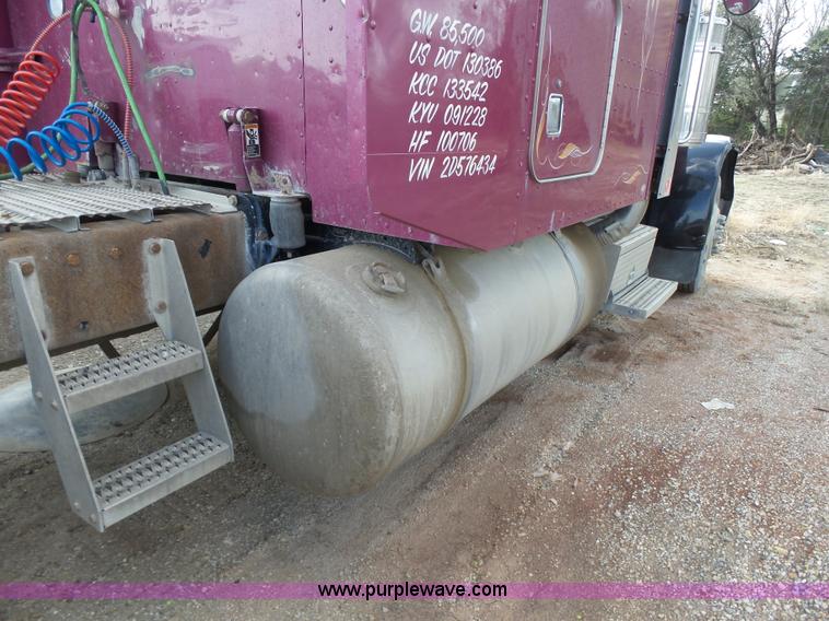 image for item L7367 2002 Peterbilt 379 semi truck