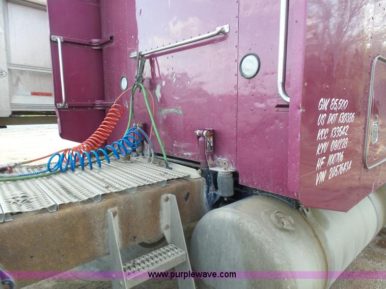 image for item L7367 2002 Peterbilt 379 semi truck