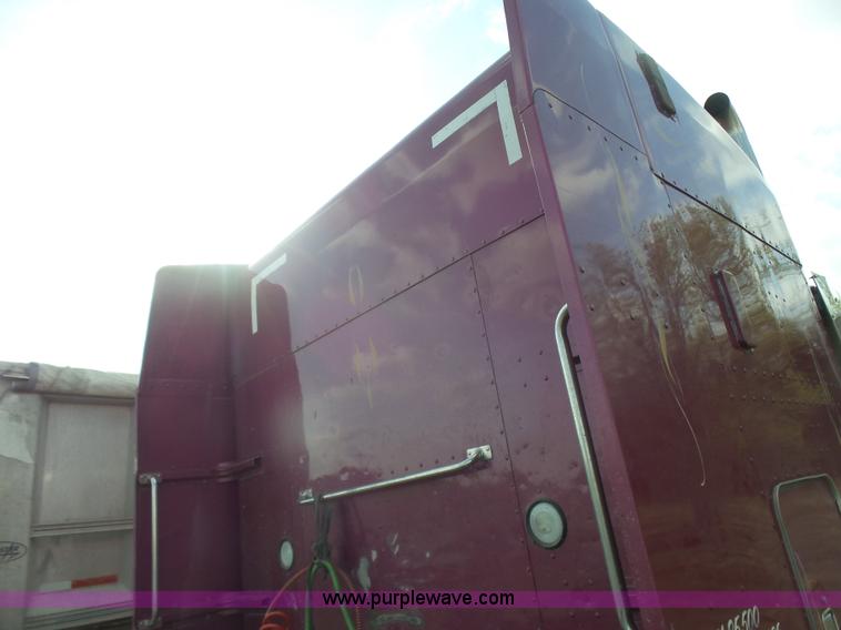 image for item L7367 2002 Peterbilt 379 semi truck