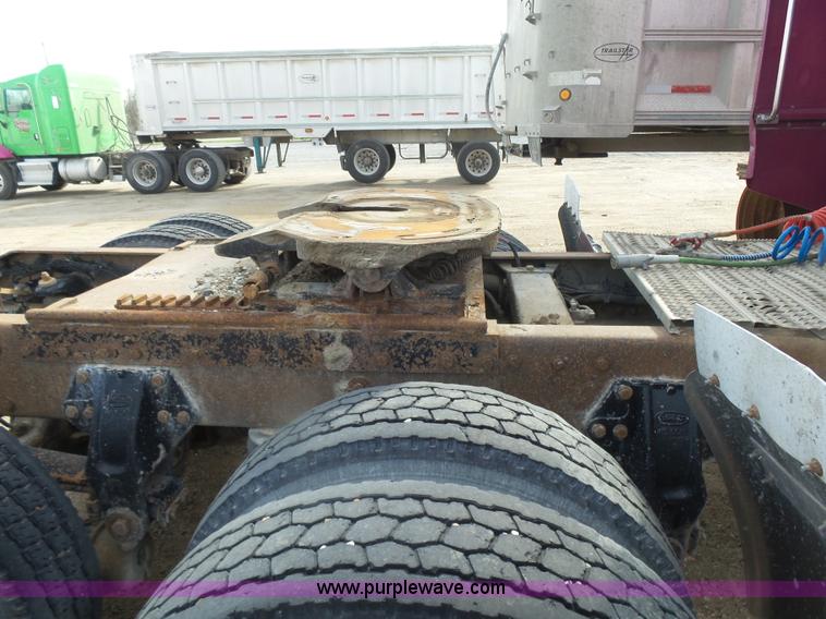 image for item L7367 2002 Peterbilt 379 semi truck